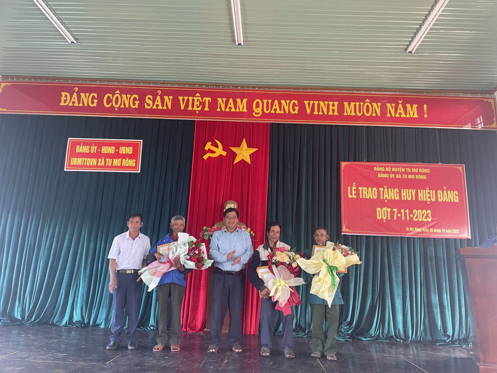 Trao tặng Huy hiệu 30 năm tuổi Đảng đợt 07/11/2023 trên địa bàn xã Tu Mơ Rông