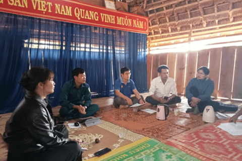 Kiểm tra công tác giao chỉ tiêu KTXH năm 2024 cho các hộ gia đình thôn Đăk Neng