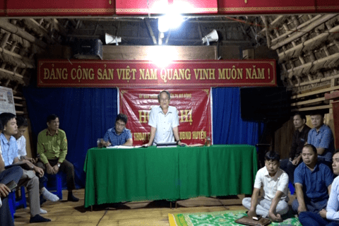 Đồng chí Chủ tịch UBND huyện đối thoại với bà con thôn Đăk Neang, xã Tu Mơ Rông